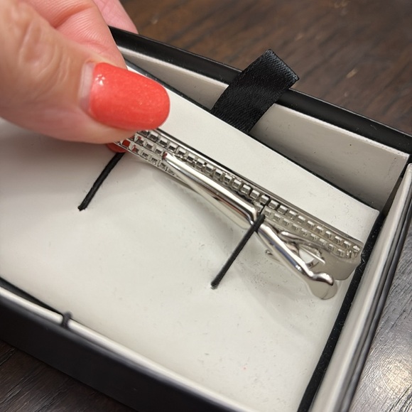 NWT men’s / women’s tie clip silvertone checkered cut out - Picture 5 of 5